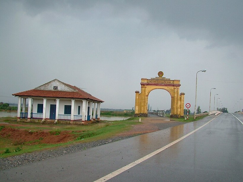 Hien Luong Bridge over the Ben Hai River, a DMZ stop on the way from Da Nang to Phong Nha
