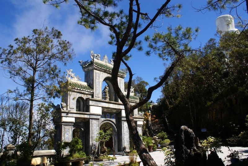 Linh Ung Pagoda gate and white Buddha statue at Ba Na Hills