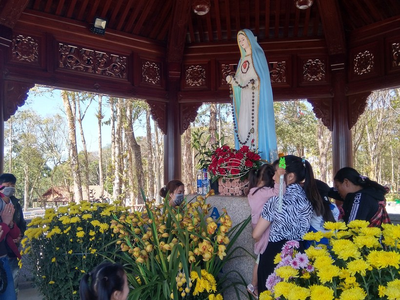 Statue of Our Lady at Duc Me Mang Den