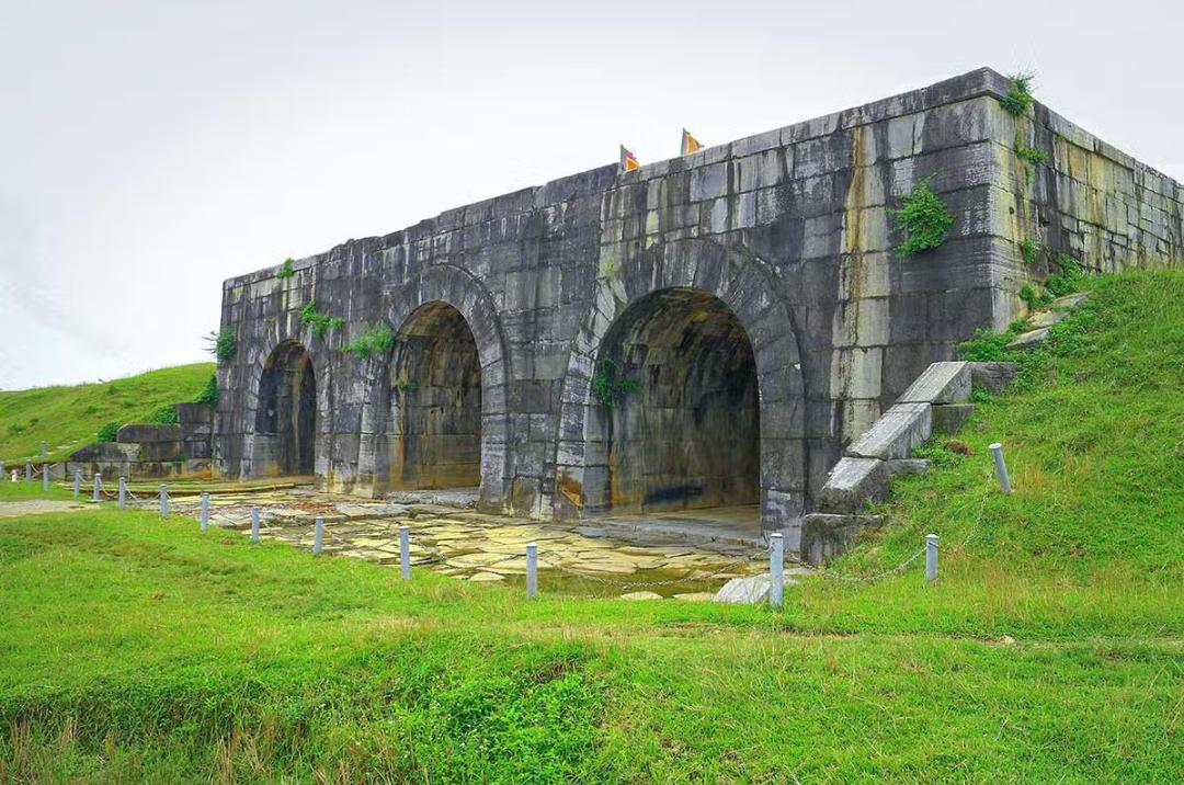 Ho Dynasty Citadel near Thanh Hoa – detour on the Hanoi to Nghi Son private car route