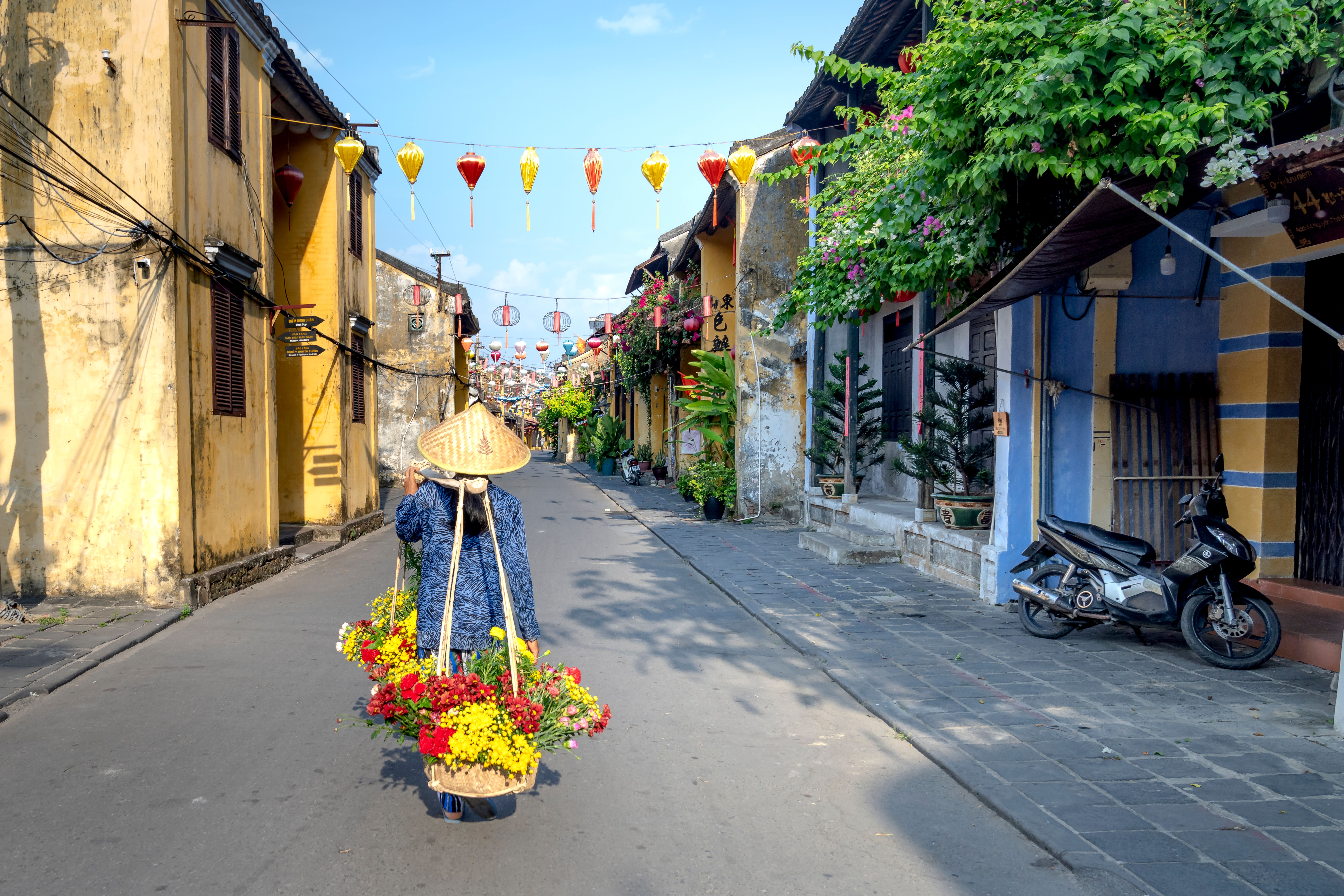 Spacious private car transfer from Mai Chau to Hoi An