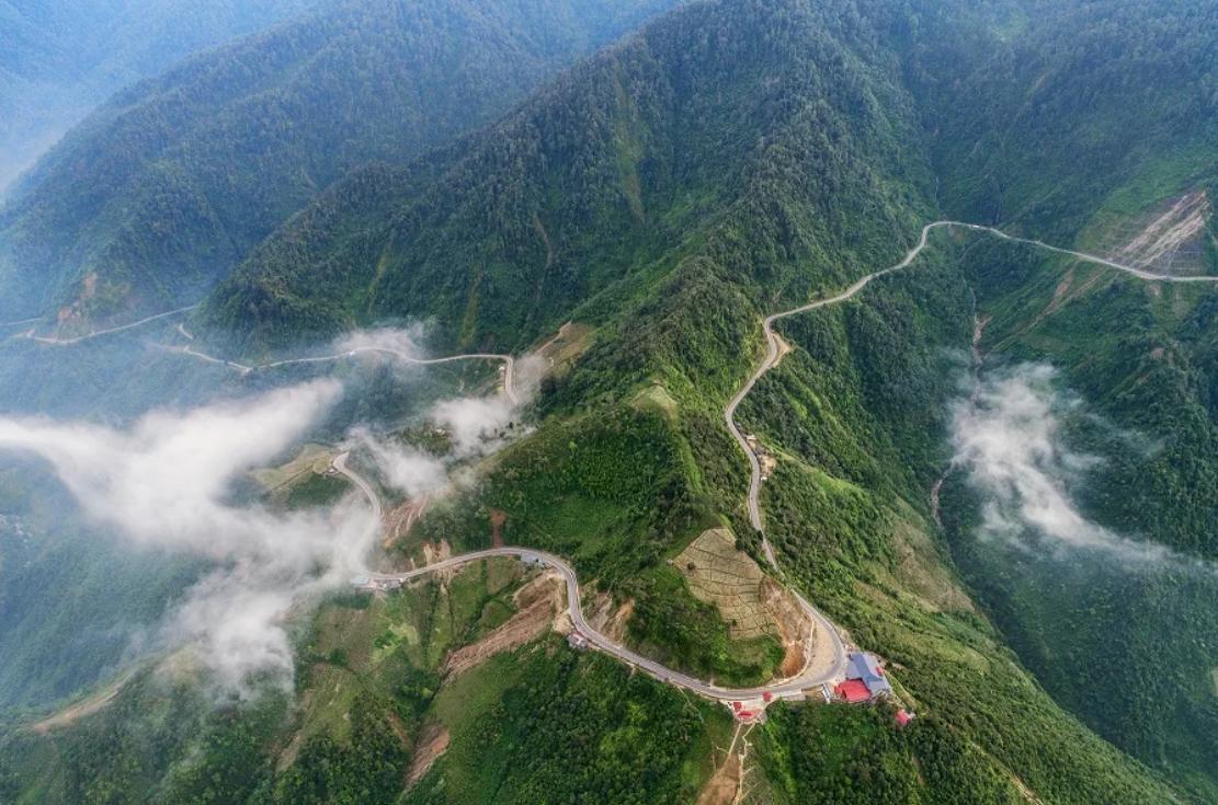 Khau Pha Pass sea of clouds viewpoint on the Mu Cang Chai to Sapa private car route