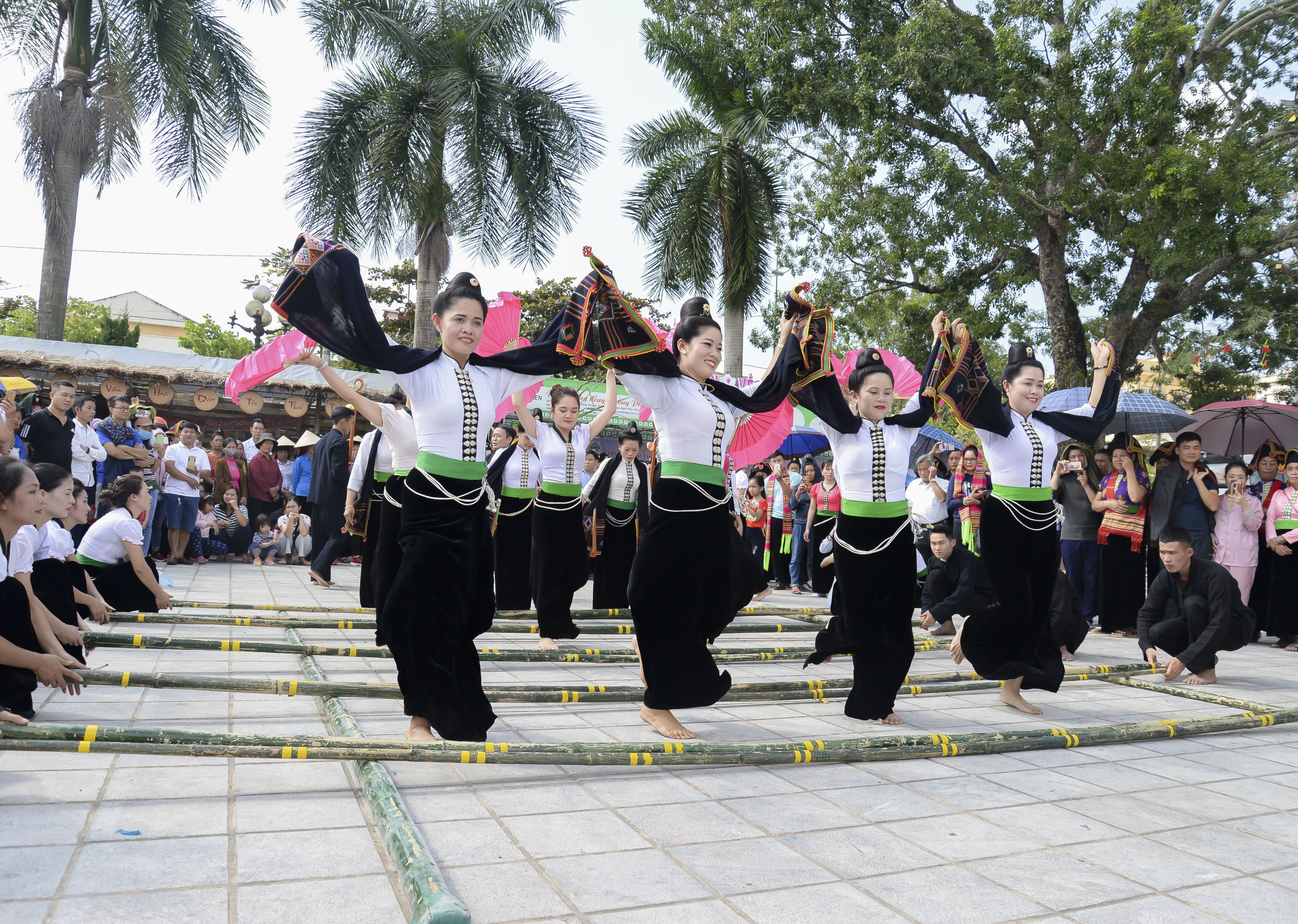 Thai minority culture and Xoe dance – Nghia Lo Muong Lo valley